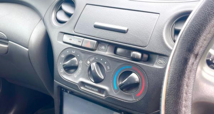 TOYOTA VITZ 2003