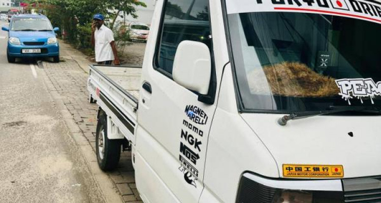 MITSUBISHI MINI TRUCK 2005