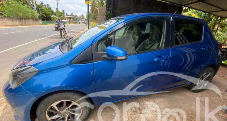 TOYOTA VITZ 2017