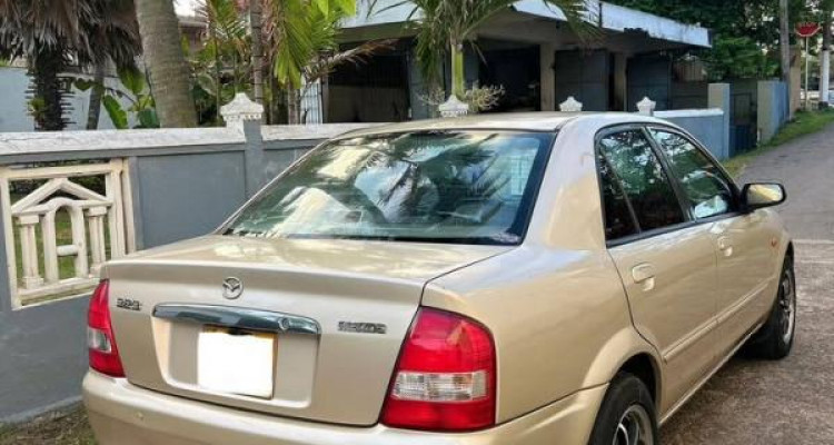 MAZDA 323 2002