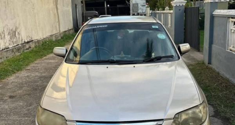 MAZDA 323 2002