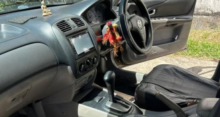 MAZDA 323 2002