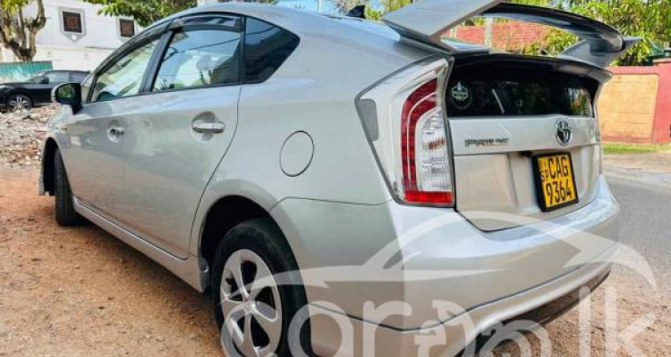 TOYOTA PRIUS 2014