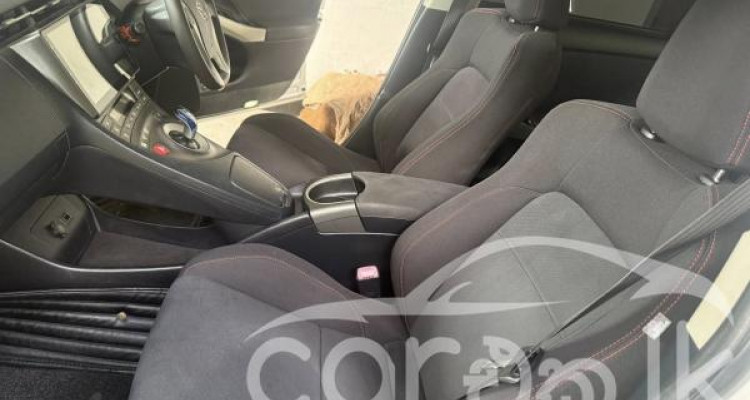 TOYOTA PRIUS 2012