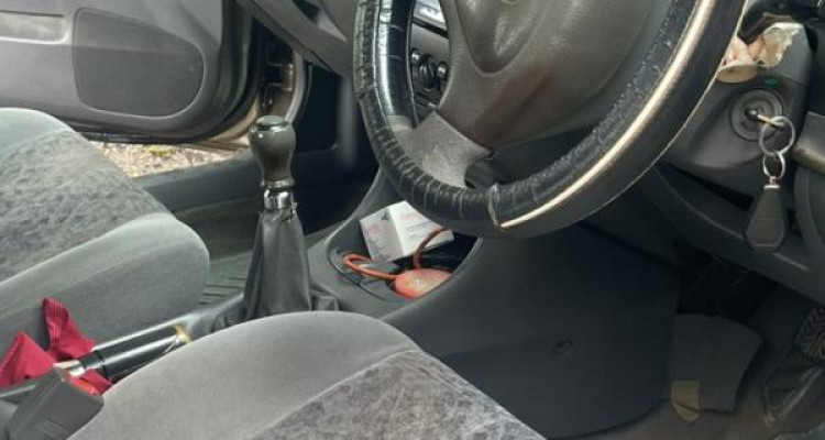 MAZDA 323 2000