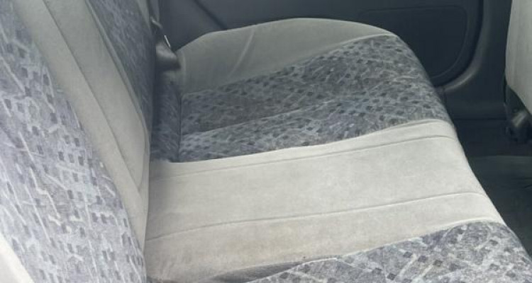 MAZDA 323 2000
