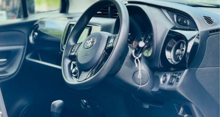 TOYOTA VITZ 2018
