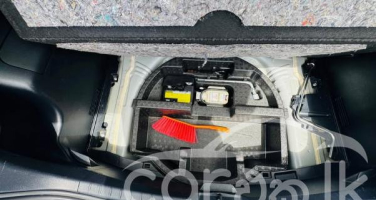 TOYOTA VITZ 2018