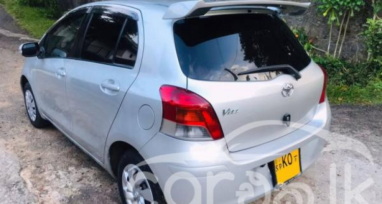 TOYOTA VITZ 2009