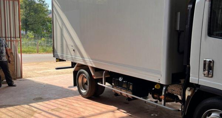 ISUZU ELF FREEZER 2014