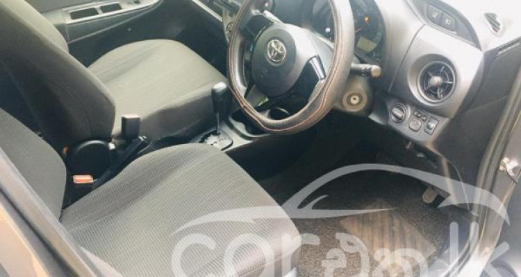 TOYOTA VITZ 2017
