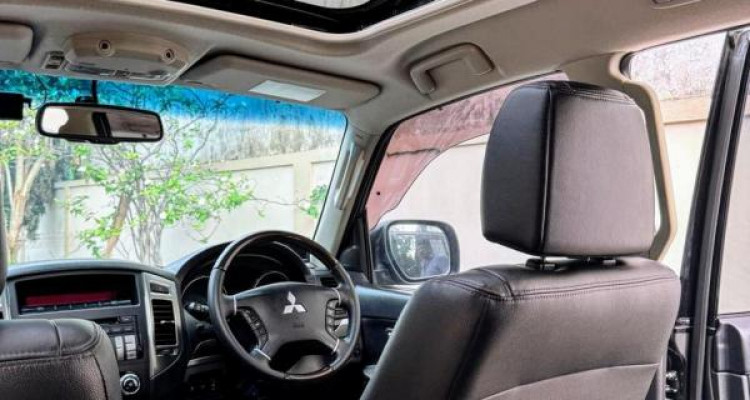 MITSUBISHI MONTERO 2015