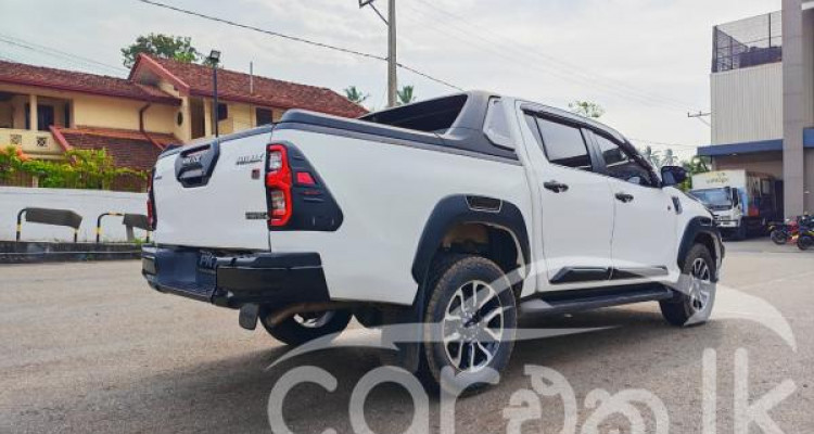 TOYOTA HILUX 2023