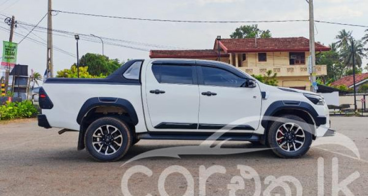 TOYOTA HILUX 2023